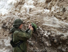 Военные 201-й РВБ ищут людей под снежными завалами на дороге Душанбе-Худжанд