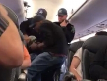 Скандал на борту United Airlines: пассажира силой сняли с рейса