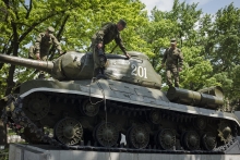 Группа «Память-201» провела ежегодную реставрацию танка ИС-2 в Душанбе