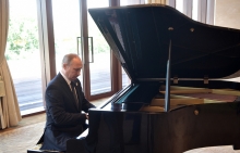 Путин сыграл на рояле, ожидая Си Цзиньпиня