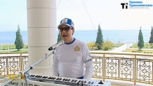 Президент Туркменистана вместе с внуками сочинил новую песню