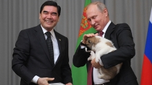 Президент Туркменистана подарил Путину щенка алабая по кличке 