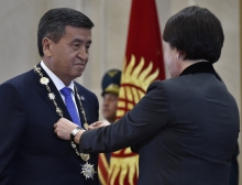 Церемония инаугурации Жээенбекова: слезы Атамбаева и просьба о прощении