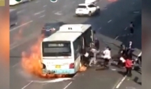 Успеть за минуту. 50 пассажиров эвакуировались за минуту из горящего автобуса