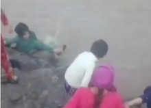 Падение девушек в реку Сурхоб попало на видео