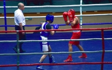 Ду нишони тиллои муштзанҳои тоҷик дар Бишкек