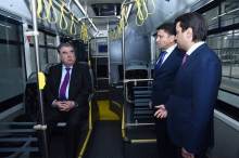 Президент сифати автобусҳои “Акиа”-и дар Душанбе васлу насбшударо санҷид