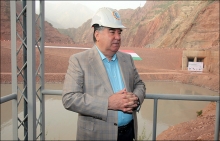 Бывшие мигранты, уволенные и с Рогуна, просят президента дать им работу