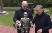 Мирзиёев подарил Лукашенко его маленькую копию с хоккейной клюшкой в руках
