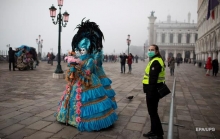 Из-за коронавируса в Венеции отменяют карнавал, в Милане — показы мод и футбольные матчи