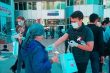 «Рахш - Такси» бесплатно раздала 1 тыс. медицинских масок на улицах Душанбе