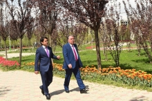 Эмомали Рахмон и Рустам Эмомали прогулялись по  паркам Душанбе