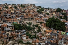 Сидите дома – или пожалеете.
В бразильских трущобах карантин вводят бандиты