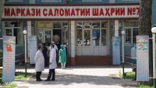 Минфин Таджикистана перевел 4,2 млн сомони для выдачи надбавок к зарплатам медиков за май