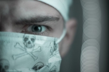 Герои тоже плачут: как пандемия изменила образ врача в СМИ