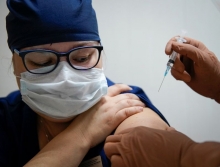 В Москве начинается вакцинация от коронавируса. Кого не будут прививать