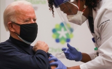 Джо Байден сделал прививку от коронавируса в прямом эфире