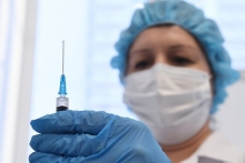 В Москве разрешили свободную вакцинацию от коронавируса сотрудникам органов власти и бюджетникам