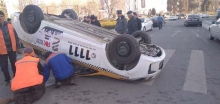 В центре Душанбе перевернулось такси. МВД заявляет, что никто не пострадал
