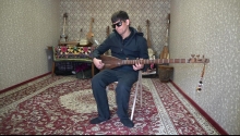 На 15 инструментах с закрытыми глазами: как таджикистанец стал мультиинструменталистом