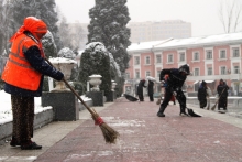 Внезапный снегопад. Как сотрудники городской службы ликвидируют последствия снегопада в Душанбе