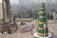 30-метровый суманак: Как украсили центральную площадь Таджикистана в честь Навруза