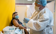 В России ревакцинацию от коронавируса назвали неизбежной