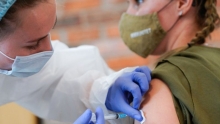 Минздрав России: через полгода нужно повторно вакцинироваться от коронавируса