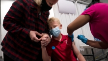 Первых подростков-добровольцев в Москве вакцинировали от COVID