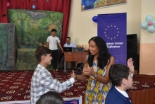 От театра до подарков. Как Евросоюз и «Азия-Плюс» порадовали детей школ-интернатов