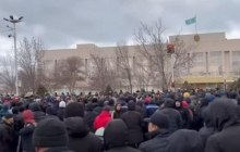 Митингующие в Казахстане потребовали отставки кабмина, в регион стягивают военных