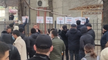 Кто в Бишкеке вышел на митинг против публикации новости «Азия-Плюс» в СМИ Кыргызстана