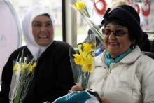 Автобус счастья: как мы дарили подарки таджикским матерям и пели им песни