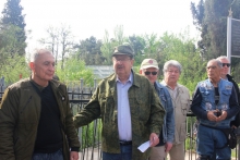 На городском кладбище в Душанбе прошел субботник