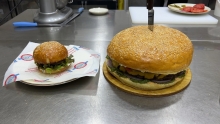 В Душанбе приготовили бургер, весом более 3,5 кг