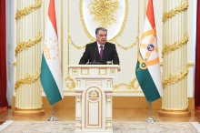 Эмомали Рахмон поощрил госнаградами, званиями и премиями 200 граждан Таджикистана