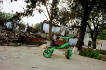 «Выбежал в шлепках и домашней одежде». Десятки семей приграничного таджикского села Сомониён остались без крыши над головой