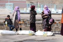 Какие организации в Таджикистане помогают малоимущим семьям?