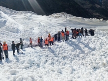Волонтеры Агентства Ага Хана по Хабитат помогают в пострадавших от лавин районах