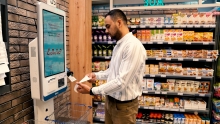 В супермаркетах «Ёвар» начали работать кассы без кассиров