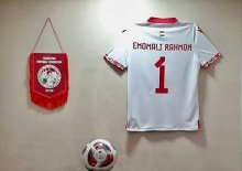 Эмомали Рахмон отдал в музей подаренные ему футболку и мяч накануне матча с Ливаном