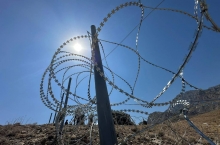 Кыргызстан приступил к установке заграждений на бывших спорных участках границы с Таджикистаном