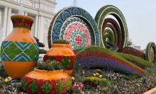 На улицах Душанбе появились масштабные цветочные инсталляции. По какому поводу украшают столицу?